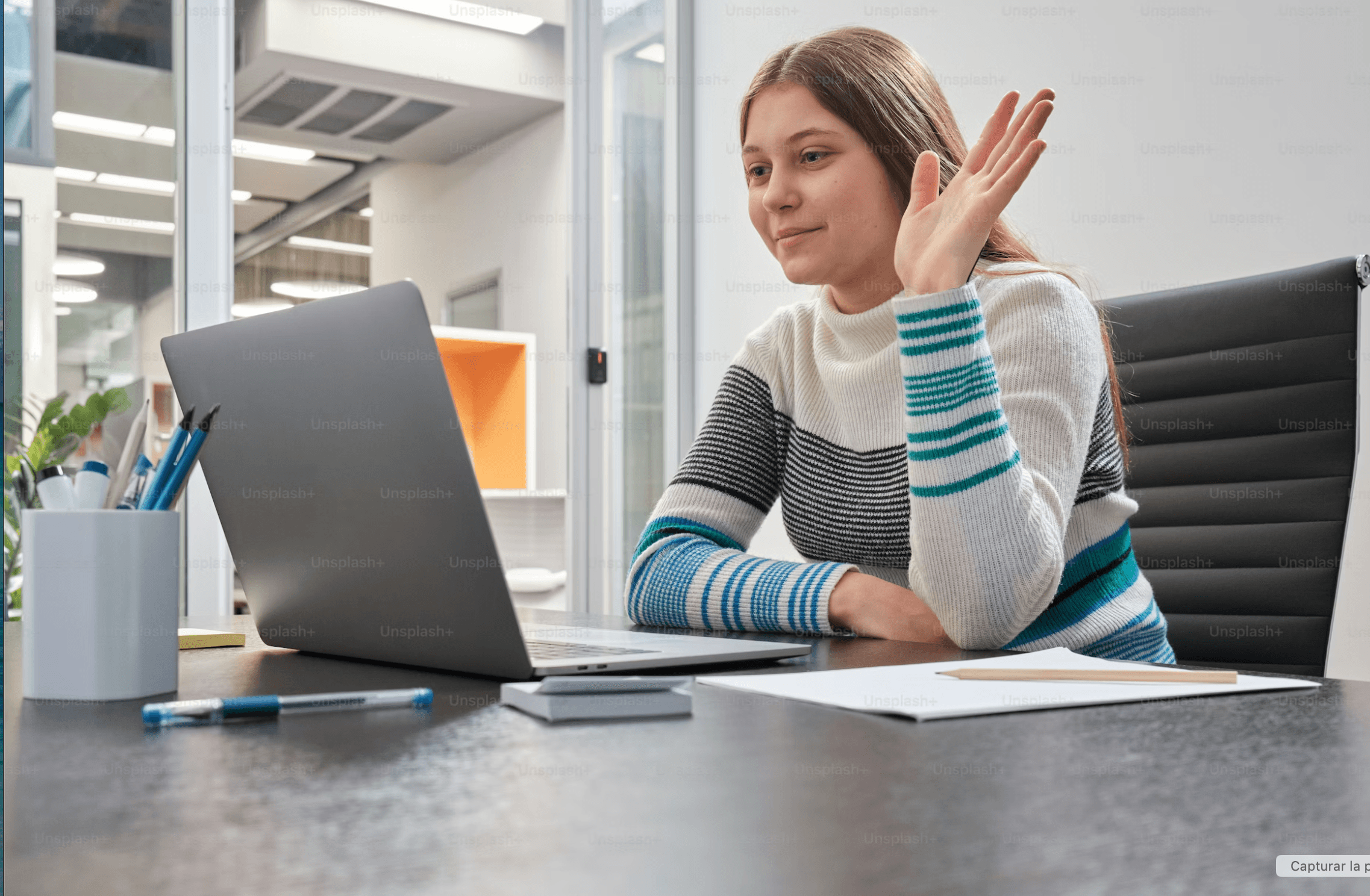 Joven en entrevista de prácticas